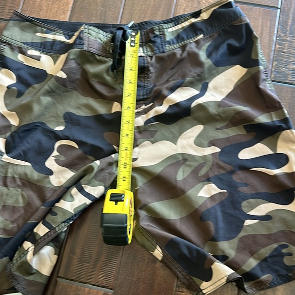 Quicksilver Camo Board Shorts, Size 36. - Picture 8 of 10